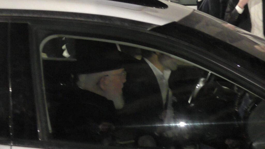 הרדיפה נמשכת: שני בחורים עצרו - עצרת לילית מול כלא 10 הרדיפה נמשכת: שני בחורים עצרו - עצרת לילית מול כלא 10