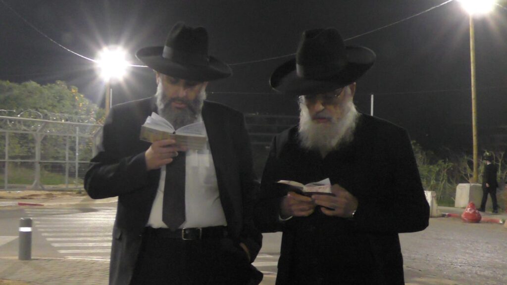 הרדיפה נמשכת: שני בחורים עצרו - עצרת לילית מול כלא 10 הרדיפה נמשכת: שני בחורים עצרו - עצרת לילית מול כלא 10