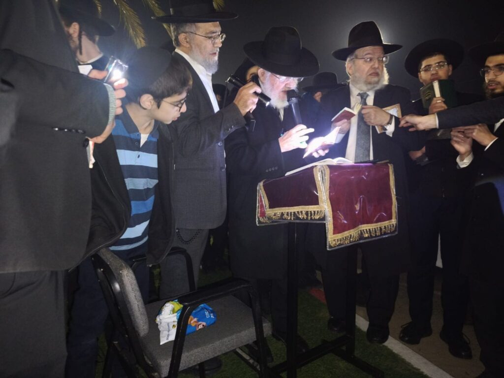 הרדיפה נמשכת: שני בחורים עצרו - עצרת לילית מול כלא 10 הרדיפה נמשכת: שני בחורים עצרו - עצרת לילית מול כלא 10