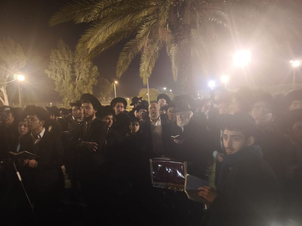 הרדיפה נמשכת: שני בחורים עצרו - עצרת לילית מול כלא 10 הרדיפה נמשכת: שני בחורים עצרו - עצרת לילית מול כלא 10