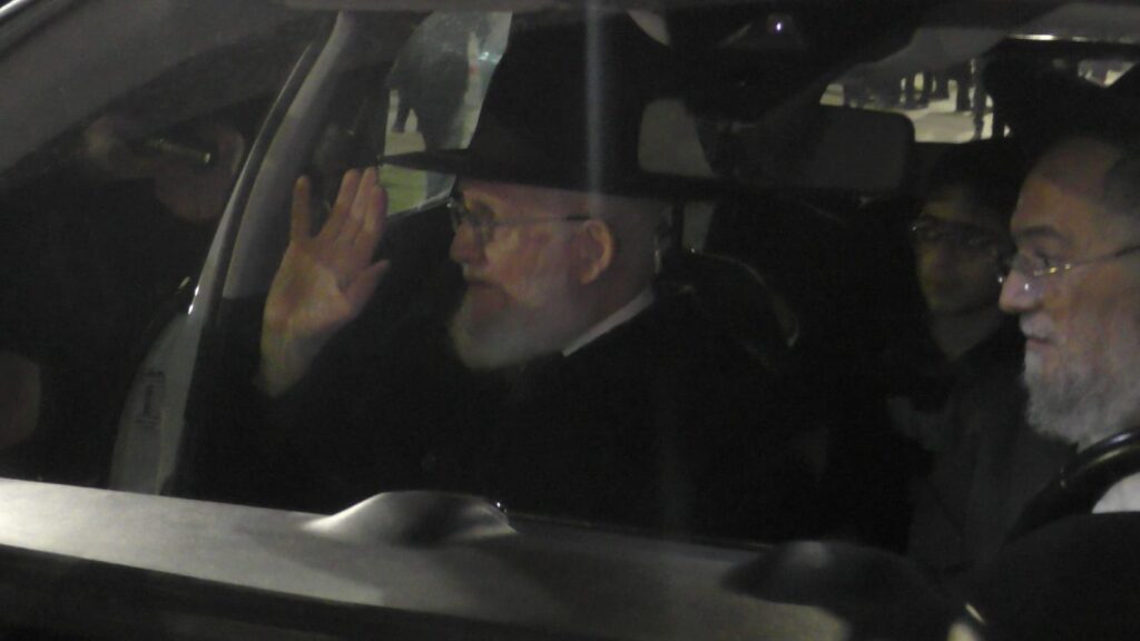 הרדיפה נמשכת: שני בחורים עצרו - עצרת לילית מול כלא 10 הרדיפה נמשכת: שני בחורים עצרו - עצרת לילית מול כלא 10