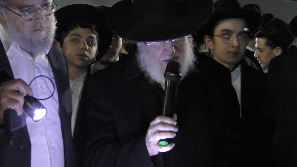 הרדיפה נמשכת: שני בחורים עצרו - עצרת לילית מול כלא 10 הרדיפה נמשכת: שני בחורים עצרו - עצרת לילית מול כלא 10