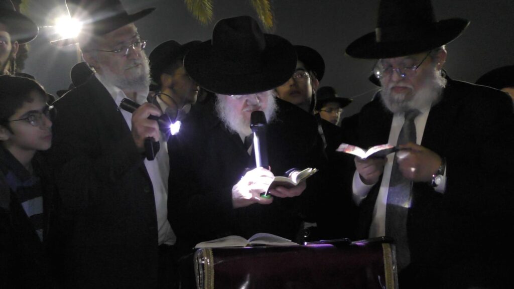 הרדיפה נמשכת: שני בחורים עצרו - עצרת לילית מול כלא 10 הרדיפה נמשכת: שני בחורים עצרו - עצרת לילית מול כלא 10