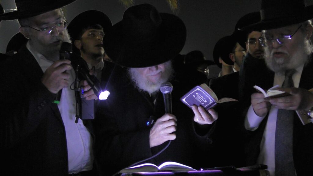 הרדיפה נמשכת: שני בחורים עצרו - עצרת לילית מול כלא 10 הרדיפה נמשכת: שני בחורים עצרו - עצרת לילית מול כלא 10