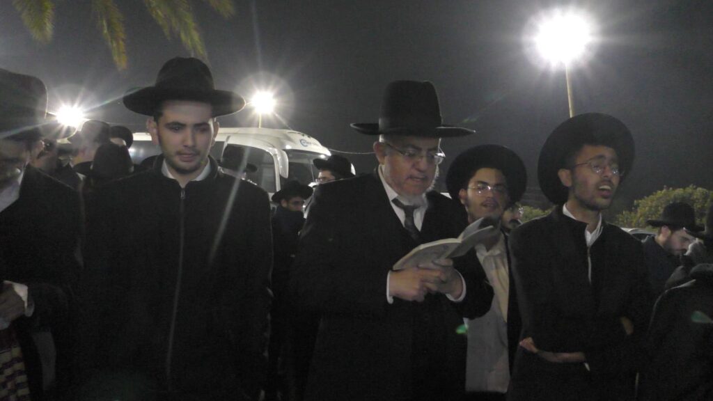 הרדיפה נמשכת: שני בחורים עצרו - עצרת לילית מול כלא 10 הרדיפה נמשכת: שני בחורים עצרו - עצרת לילית מול כלא 10