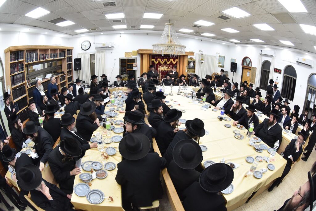 מעמד טיש בצאנז זמיגרד ביומא דהילולא לבעל הביכורי חיים מעמד טיש בצאנז זמיגרד ביומא דהילולא לבעל הביכורי חיים