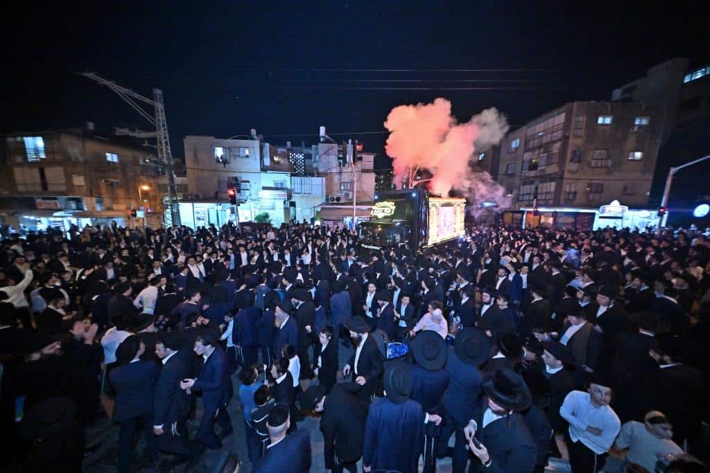 מעמד קבלת פנים ברחובות בני ברק לאסירי עולם התורה