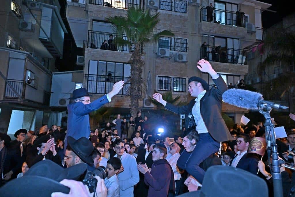 מעמד קבלת פנים ברחובות בני ברק לאסירי עולם התורה