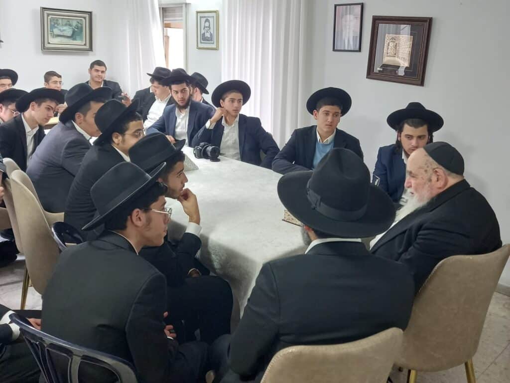 המשב"ק: המשפחה שחזרה לכהונה והמעורר שחסר בפוניבז'