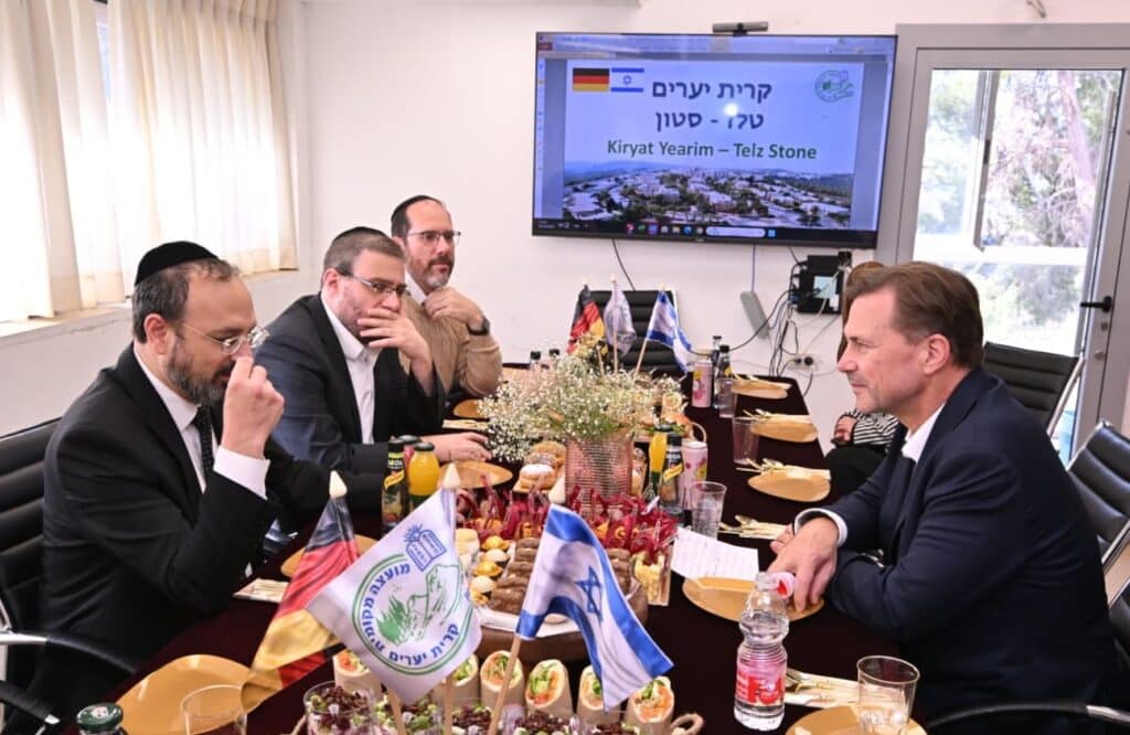 שגריר גרמניה בישראל עשה שטייגען בישיבה בטלזסטון שגריר גרמניה בישראל עשה שטייגען בישיבה בטלזסטון