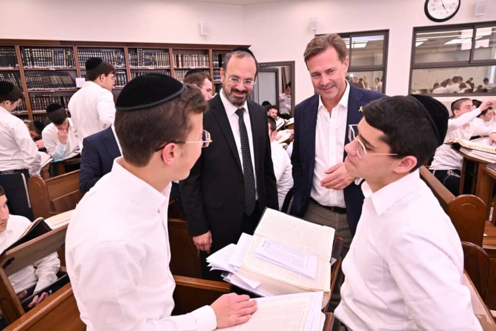 שגריר גרמניה בישראל עשה שטייגען בישיבה בטלזסטון שגריר גרמניה בישראל עשה שטייגען בישיבה בטלזסטון