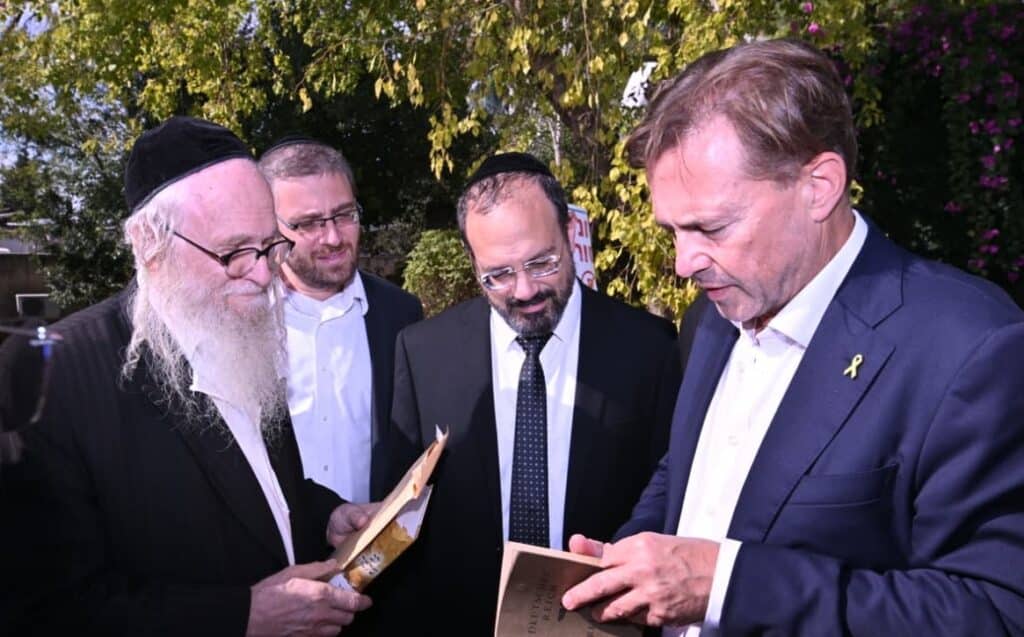 שגריר גרמניה בישראל עשה שטייגען בישיבה בטלזסטון שגריר גרמניה בישראל עשה שטייגען בישיבה בטלזסטון