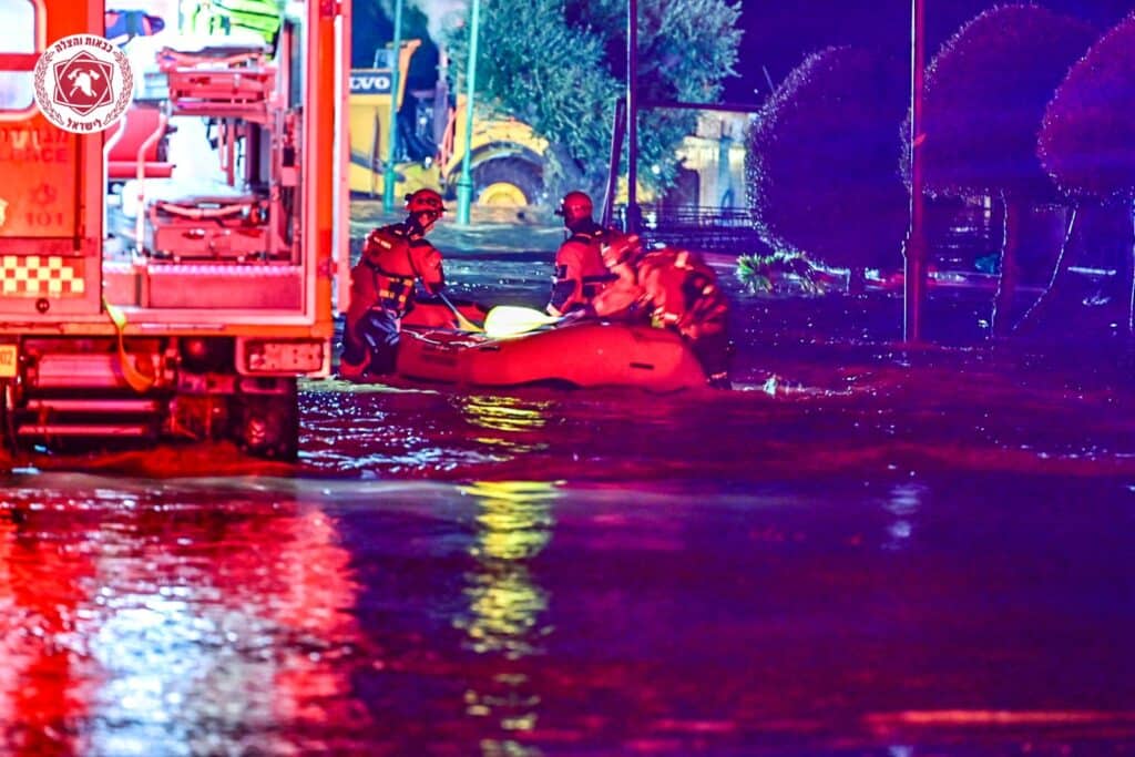 עם סירות הצלה: 58 חילוצים מהצפות בבית שקמה ואשקלון עם סירות הצלה: 58 חילוצים מהצפות בבית שקמה ואשקלון