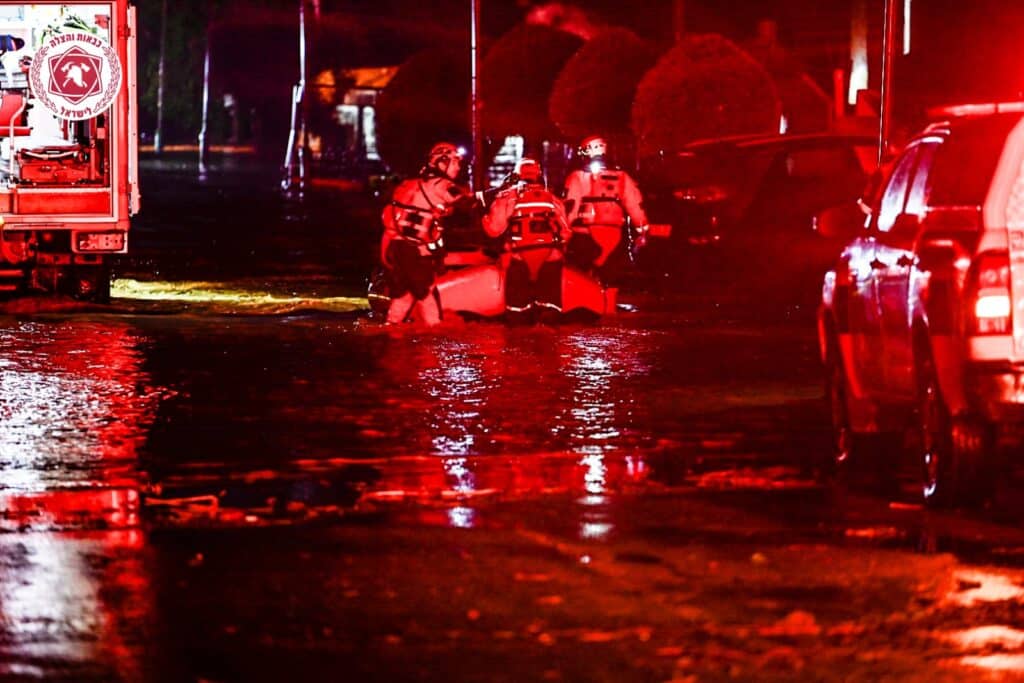 עם סירות הצלה: 58 חילוצים מהצפות בבית שקמה ואשקלון עם סירות הצלה: 58 חילוצים מהצפות בבית שקמה ואשקלון