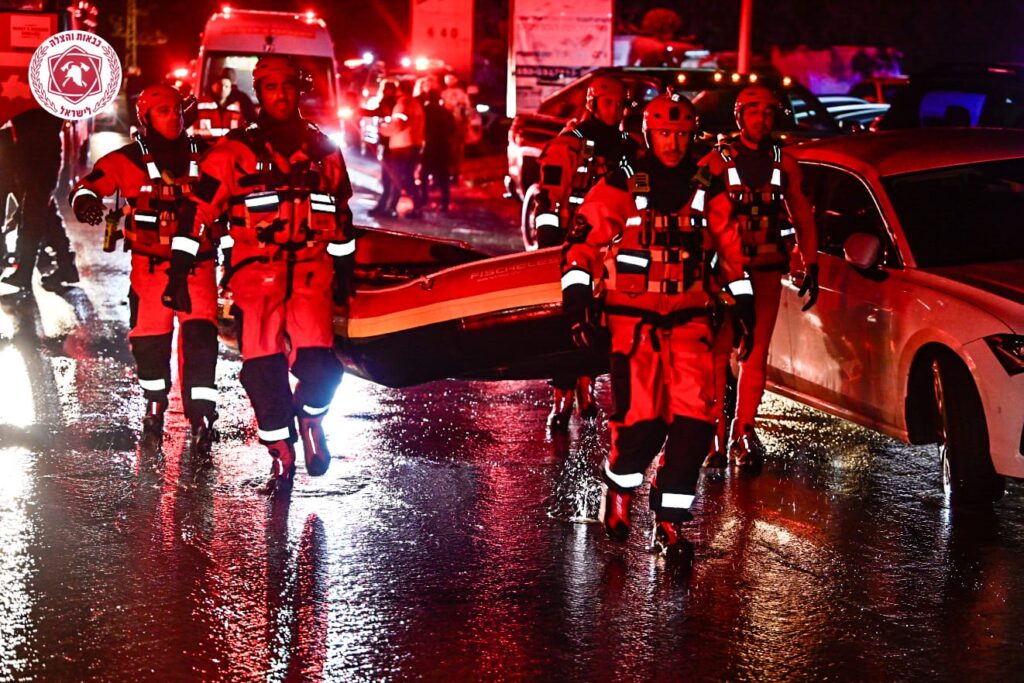 עם סירות הצלה: 58 חילוצים מהצפות בבית שקמה ואשקלון עם סירות הצלה: 58 חילוצים מהצפות בבית שקמה ואשקלון