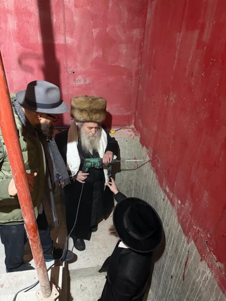 לאחר התגלית ההיסטורית: האדמו"ר מקאזניץ ביקר בפולין לאחר התגלית ההיסטורית: האדמו"ר מקאזניץ ביקר בפולין