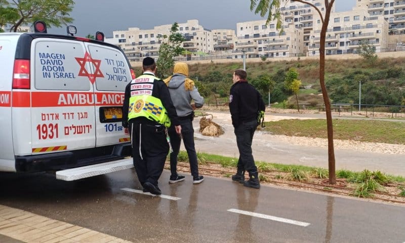 גבר קפא למוות בירושלים; שני ילדים נסחפו בדרכם לת"ת