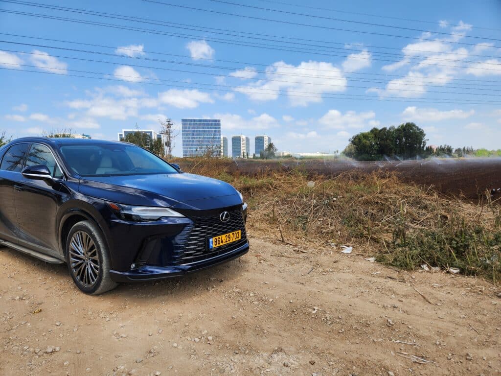 לקסוס RX 450h+: הפלאג-אין היוקרתי בנסיעת מבחן