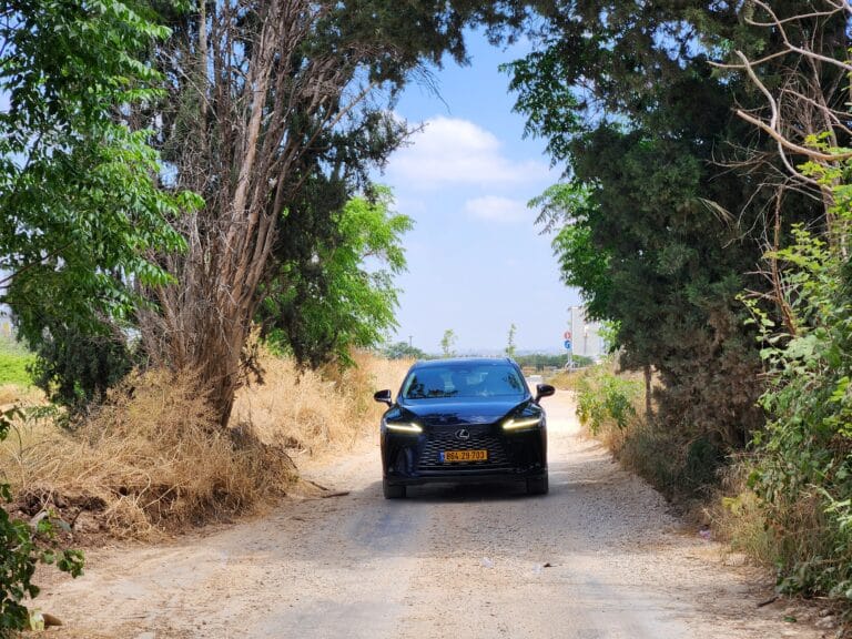 לקסוס RX 450h+: הפלאג-אין היוקרתי בנסיעת מבחן