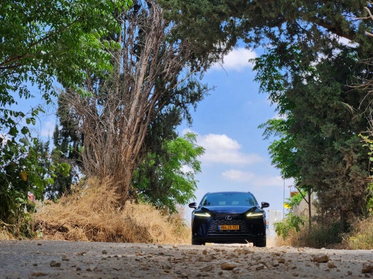 לקסוס RX 450h+: הפלאג-אין היוקרתי בנסיעת מבחן