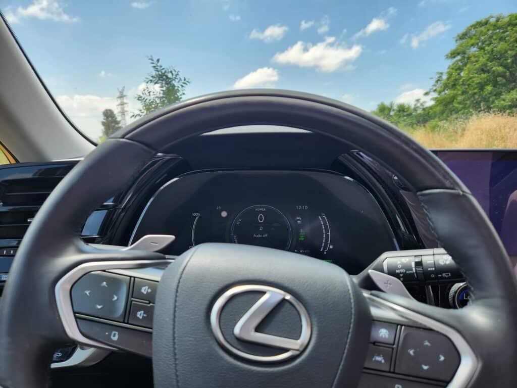 לקסוס RX 450h+: הפלאג-אין היוקרתי בנסיעת מבחן