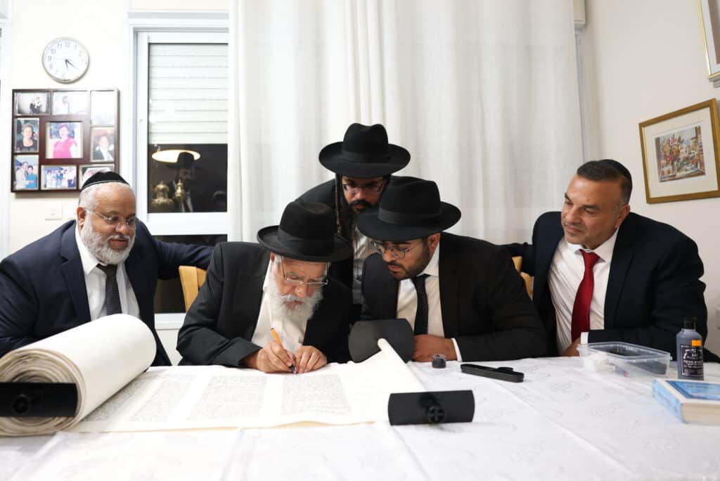 ליל א' של חנוכה בחצר הקודש צאנז