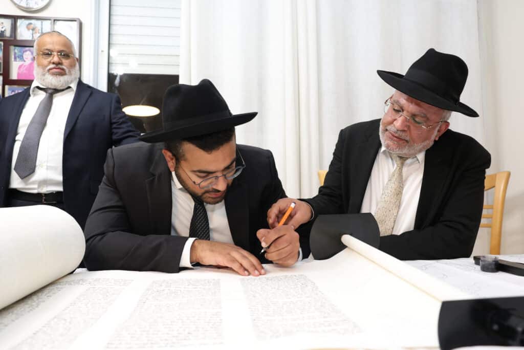 ליל א' של חנוכה בחצר הקודש צאנז