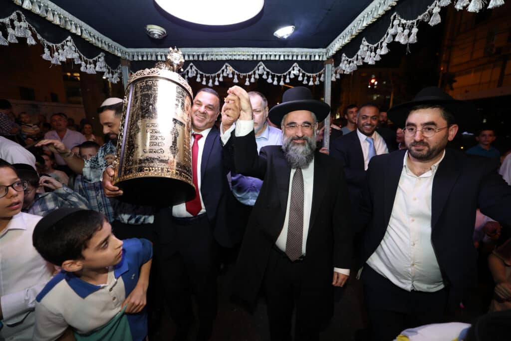 ליל א' של חנוכה בחצר הקודש צאנז