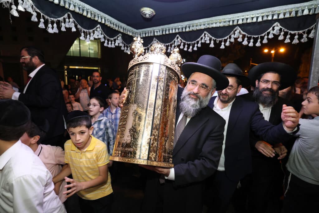 ליל א' של חנוכה בחצר הקודש צאנז