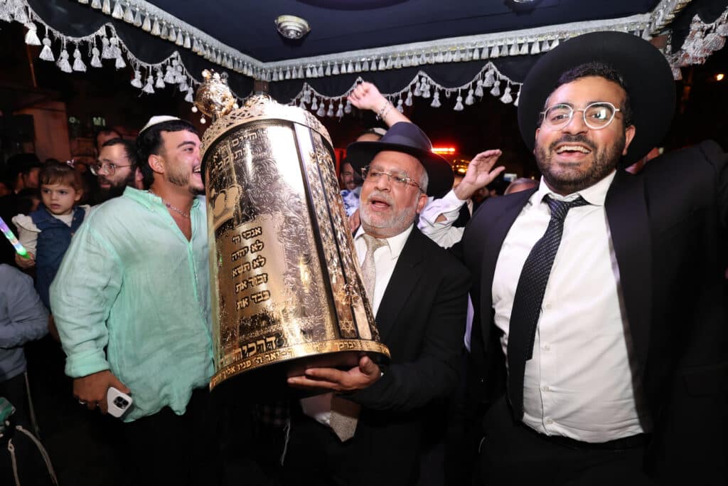 ליל א' של חנוכה בחצר הקודש צאנז