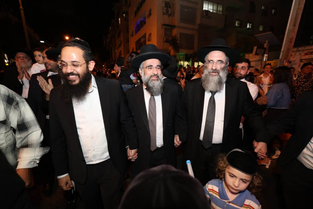 ליל א' של חנוכה בחצר הקודש צאנז