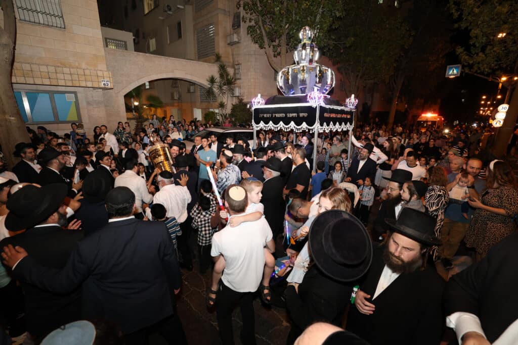 ליל א' של חנוכה בחצר הקודש צאנז