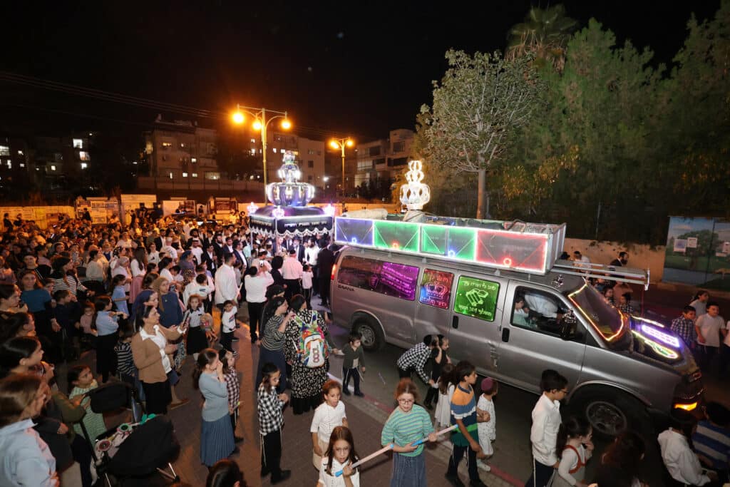 ליל א' של חנוכה בחצר הקודש צאנז