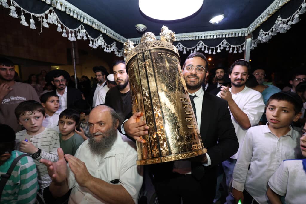 ליל א' של חנוכה בחצר הקודש צאנז