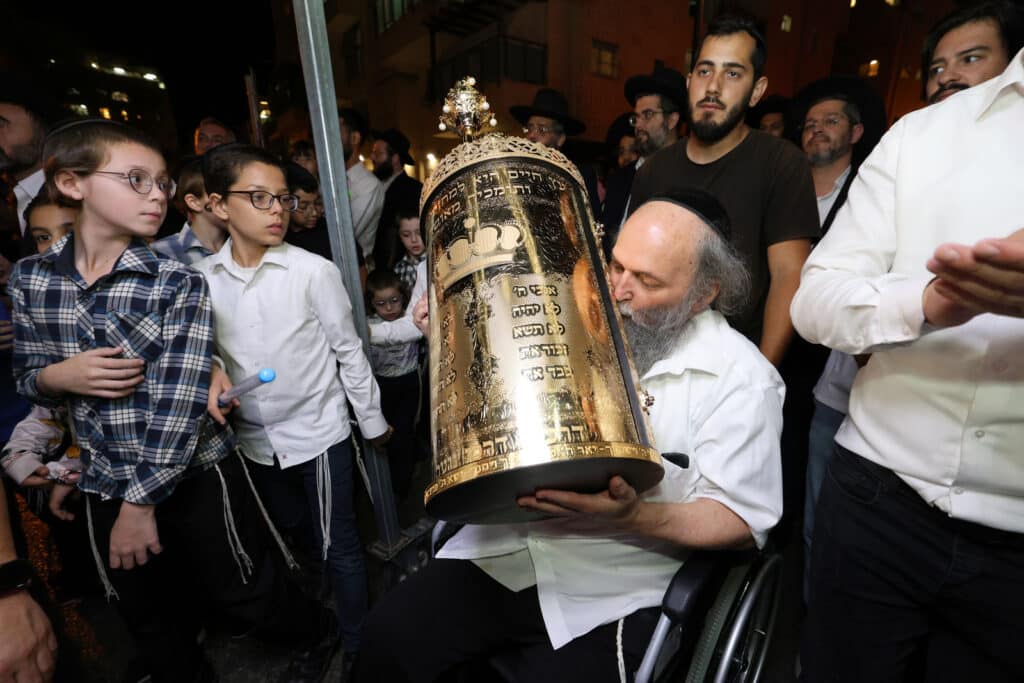 ליל א' של חנוכה בחצר הקודש צאנז