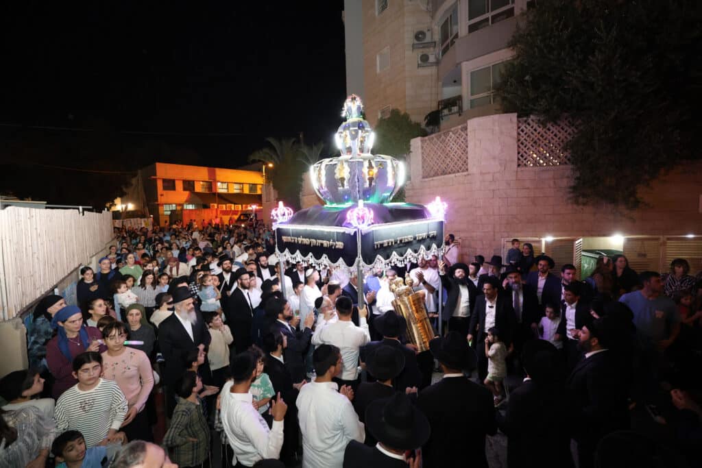 ליל א' של חנוכה בחצר הקודש צאנז