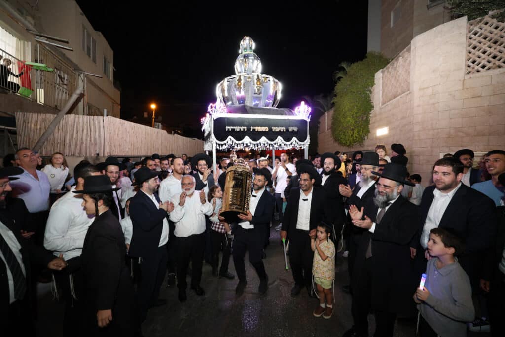 ליל א' של חנוכה בחצר הקודש צאנז