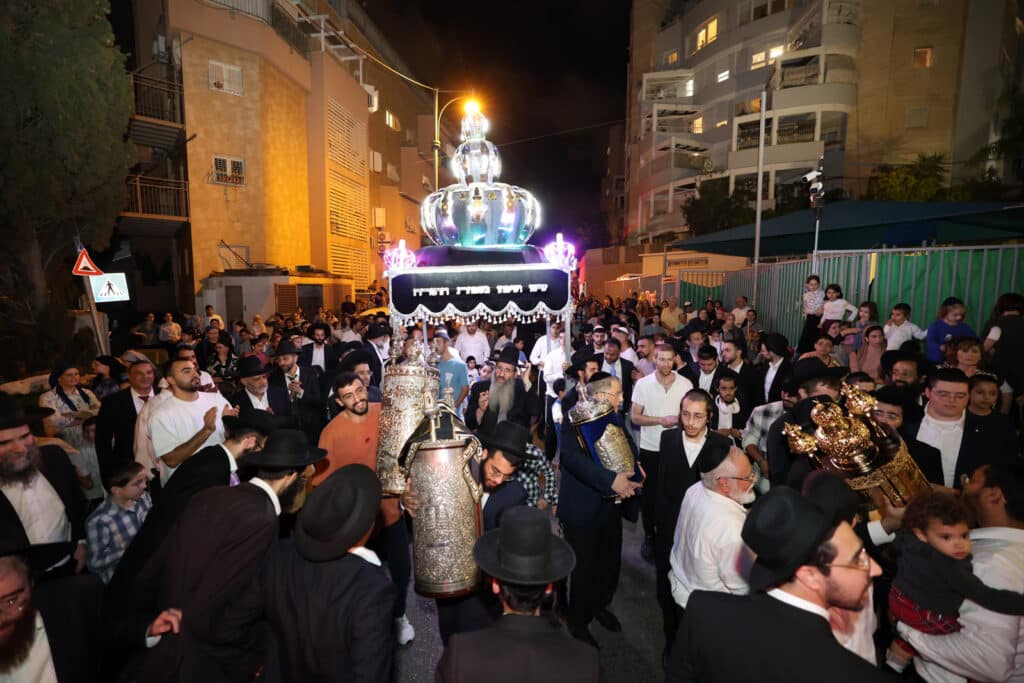 ליל א' של חנוכה בחצר הקודש צאנז