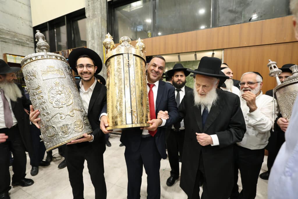 ליל א' של חנוכה בחצר הקודש צאנז