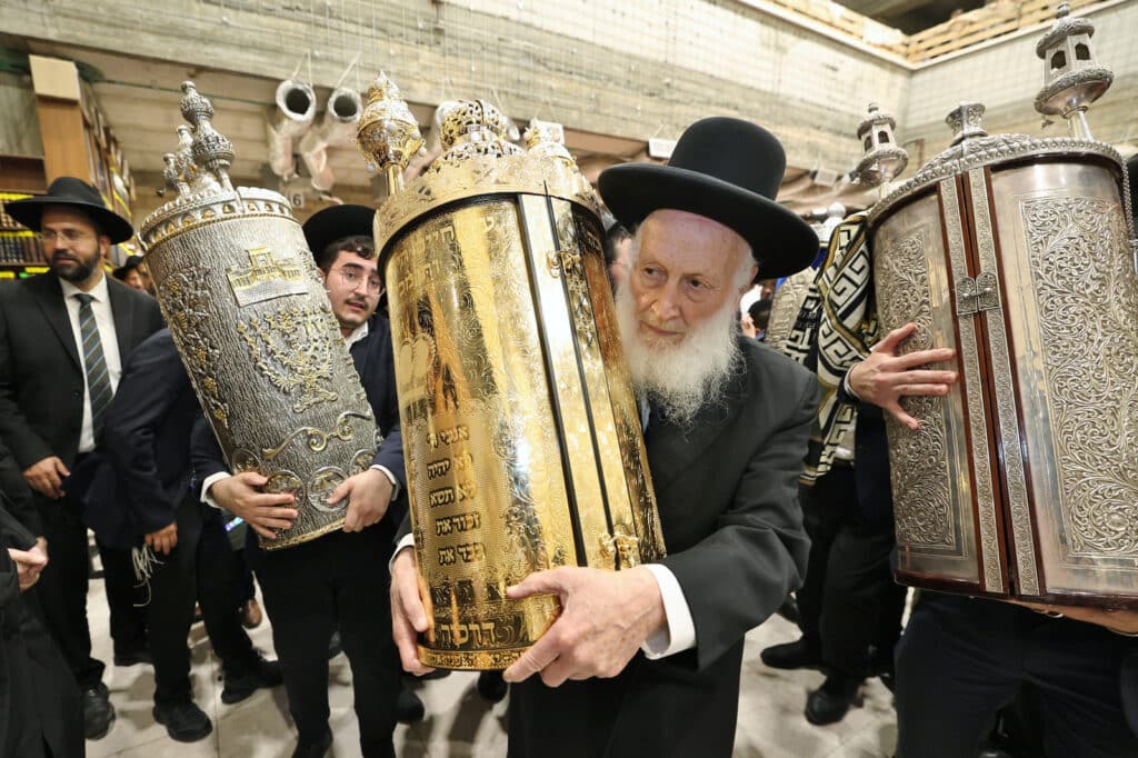 ליל א' של חנוכה בחצר הקודש צאנז