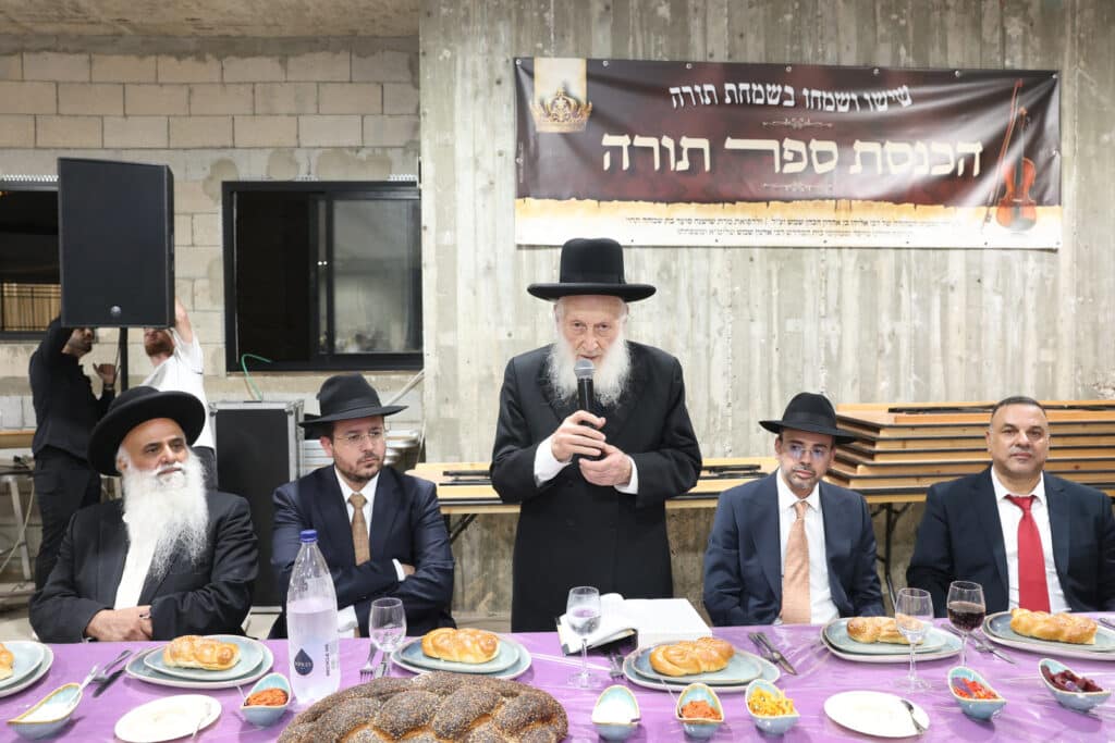 ליל א' של חנוכה בחצר הקודש צאנז