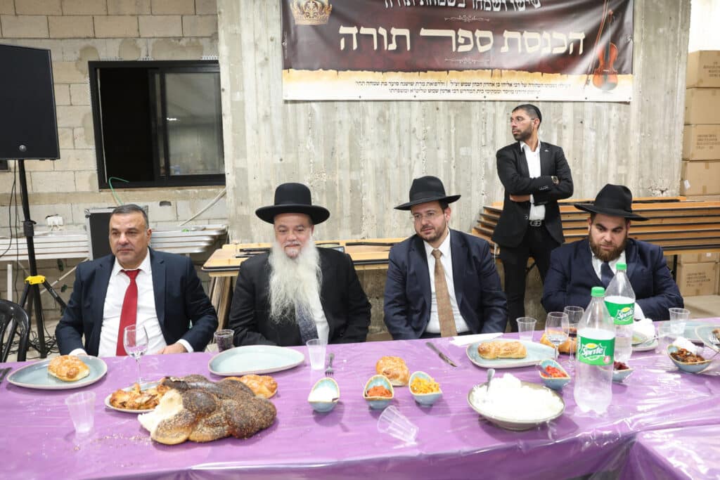 ליל א' של חנוכה בחצר הקודש צאנז