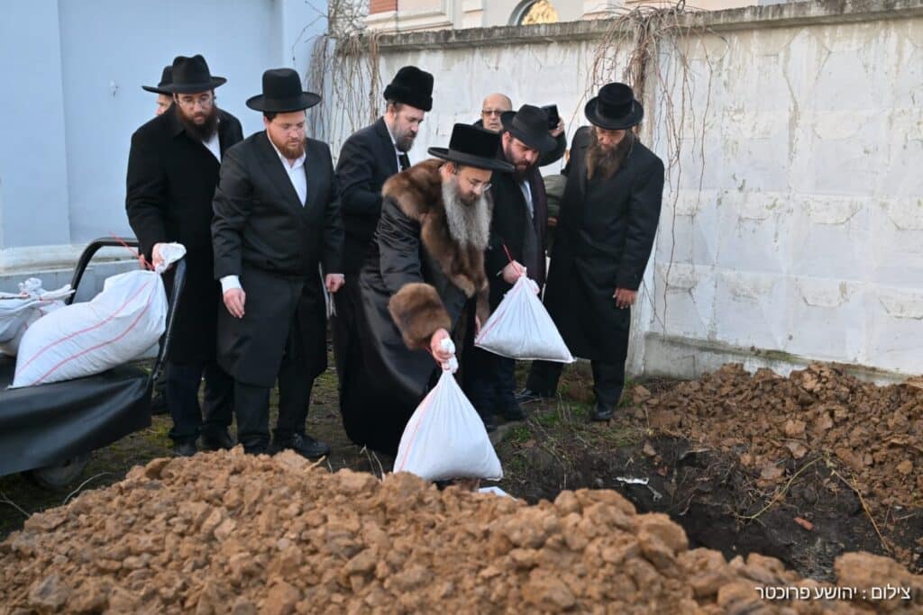 מסע החירום של האדמו"ר מסאדיגורה להצלת הקלויז שנחרב בפוגרום נורא