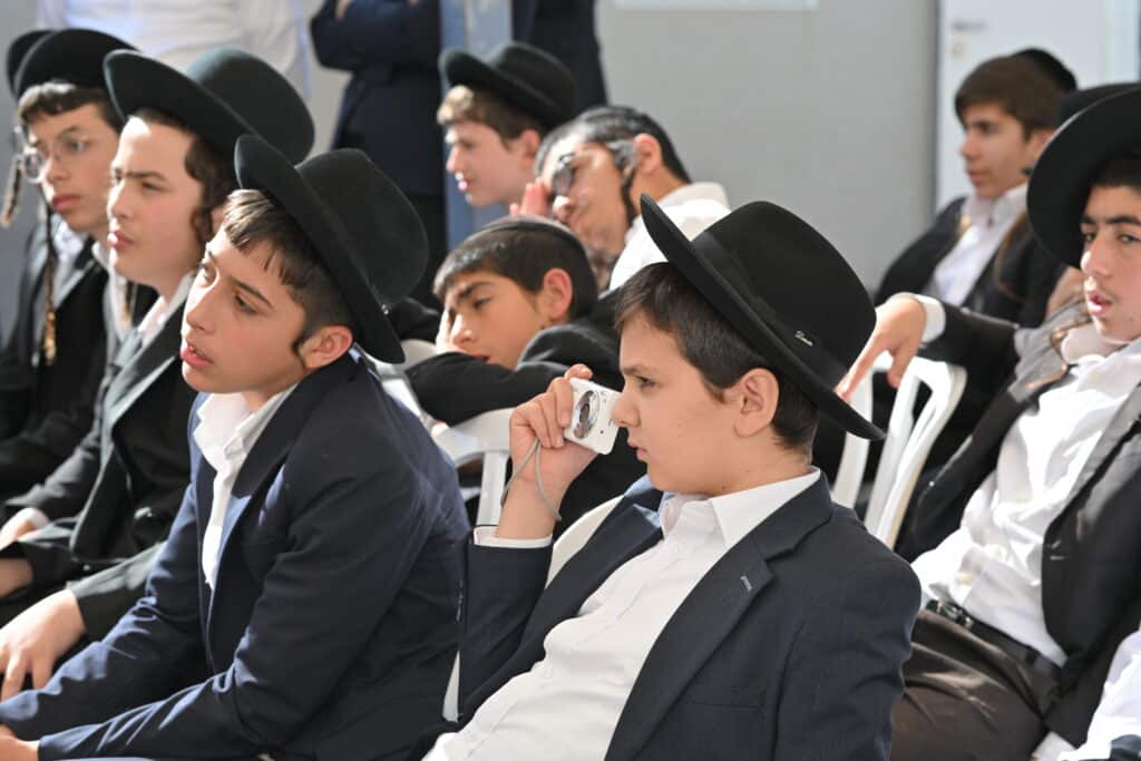 הגר"י זילברשטיין בביקור נדיר בת"ת 'חמדת התורה' בטבריה