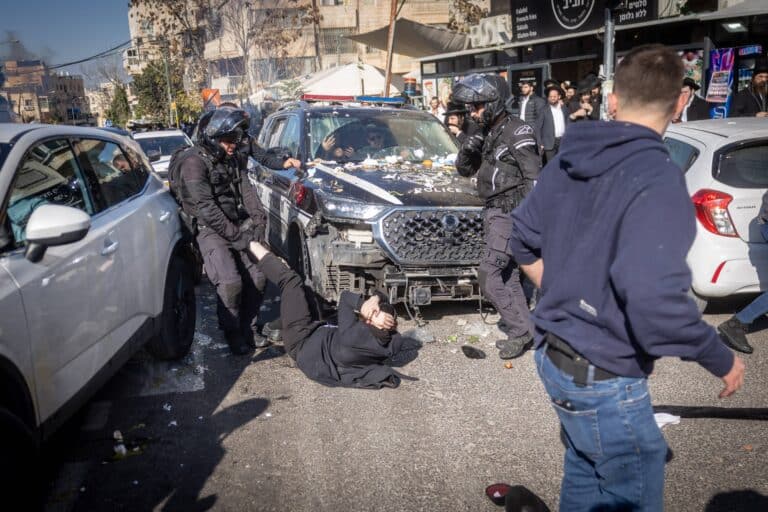 עימותים אלימים בין שוטרים למפגינים בירושלים