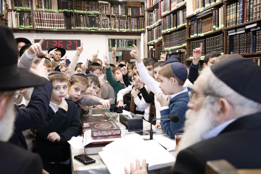 במבחן ובחלוקת דמי חנוכה לתלמידי חיידר "מרכז" בני ברק