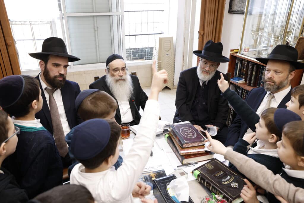 במבחן ובחלוקת דמי חנוכה לתלמידי חיידר "מרכז" בני ברק