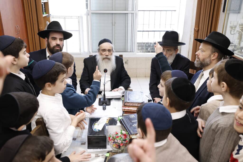 במבחן ובחלוקת דמי חנוכה לתלמידי חיידר "מרכז" בני ברק