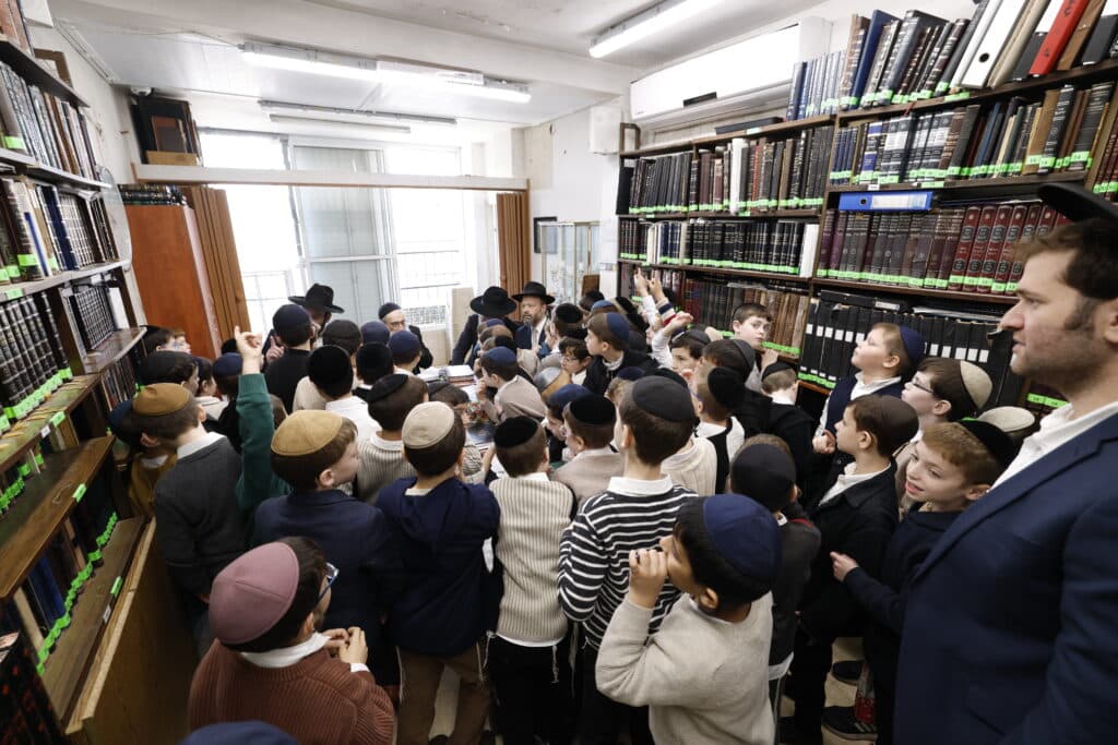 במבחן ובחלוקת דמי חנוכה לתלמידי חיידר "מרכז" בני ברק