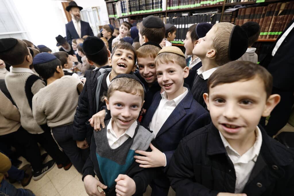 במבחן ובחלוקת דמי חנוכה לתלמידי חיידר "מרכז" בני ברק